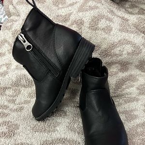 Black Cat & Jack boots with zipper